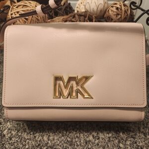 Michael Kors NWOT Mimi Medium Leather Messenger Bag in the color Powder Blush